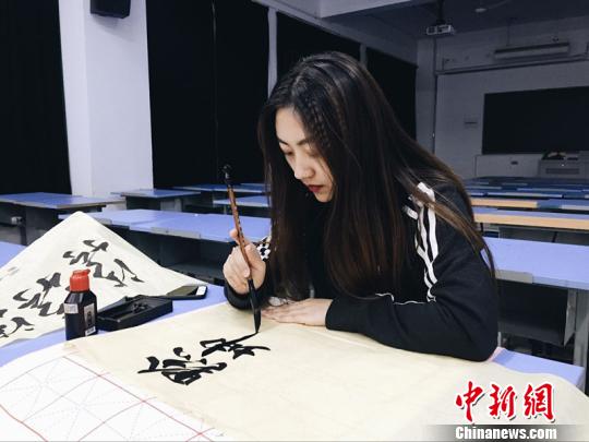 美丽阳光、开朗热情、豪爽大方是河海大学计信院通信工程专业研究生马瑜君给人的第一印象。 薛亦恬 摄