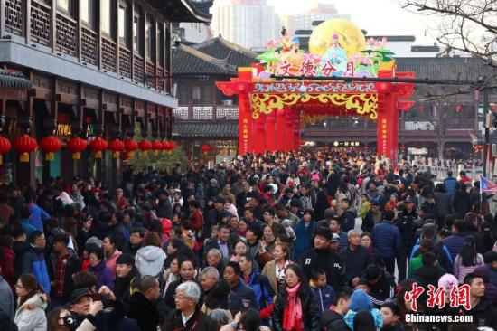 图为春节期间，大批游客涌进江苏南京夫子庙景区参观游玩。(资料图片) 中新社记者 泱波 摄