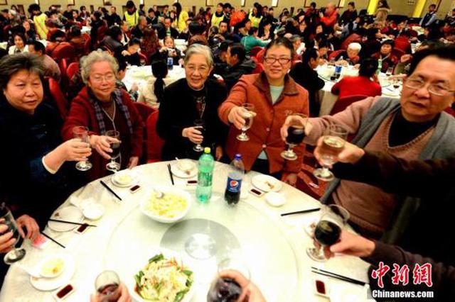 资料图:年夜饭。中新社发 刘可耕 摄