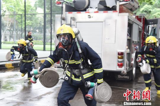 消防官兵在进行水罐车楼层灭火训练。 王以照 摄
