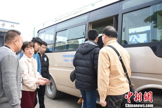 专案组将犯罪嫌疑人押解回北海。警方供图