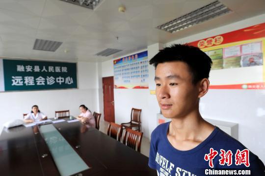 一名大学生正在接受听力检查。 谭凯兴 摄