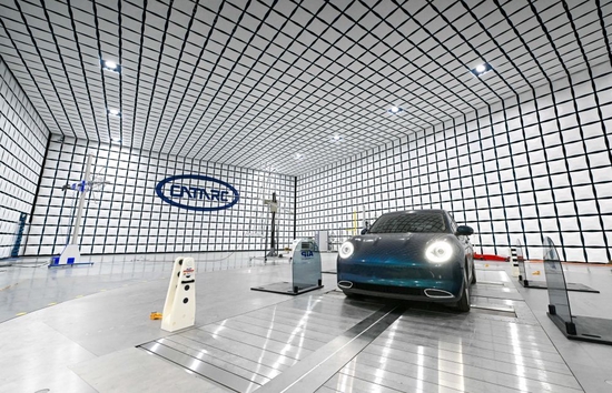  ↑9月14日，在中汽中心新能源汽车科技创新基地电磁兼容部，新能源乘用车在接受电磁辐射水平测试。
