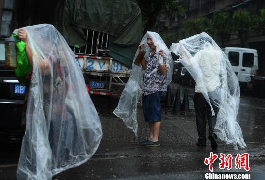 图为民众用塑料袋制作的雨衣。 陈超 摄