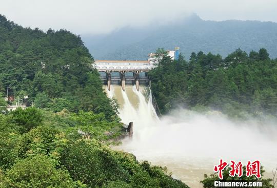 图为7月17日青狮潭水库排洪。 涂庭全 摄