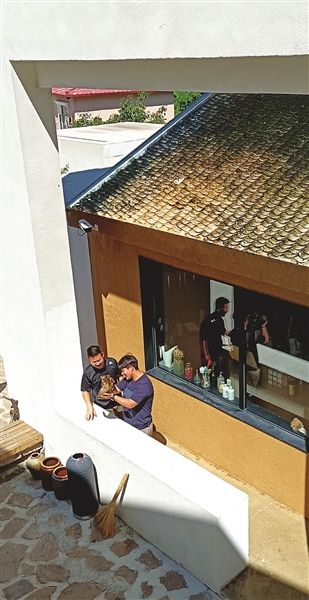 慢点儿拾间,在老瓦房外围扩起现代建筑,仿佛时间穿越古今。