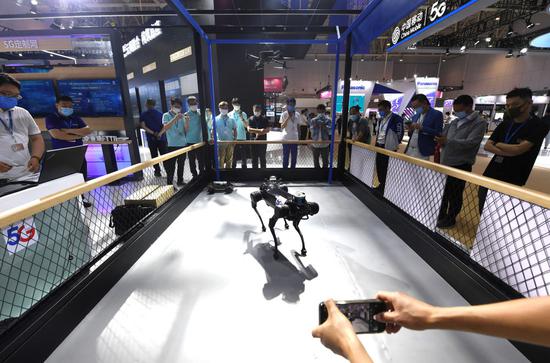 5月20日，在天津梅江会展中心，参观者观看一款四足机器人展示。新华社记者 赵子硕 摄