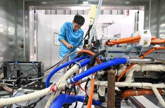  ↑9月14日，在中汽中心新能源汽车科技创新基地燃料电池部，工作人员准备进行氢燃料电池发动机环境适应性试验。