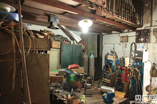 白津生的工作室不足50平方米的小屋(刘阳/摄)