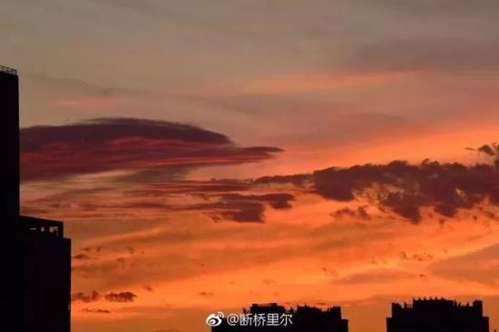2018年5月17日。朝霞似火。杭城35℃+进入第四天。