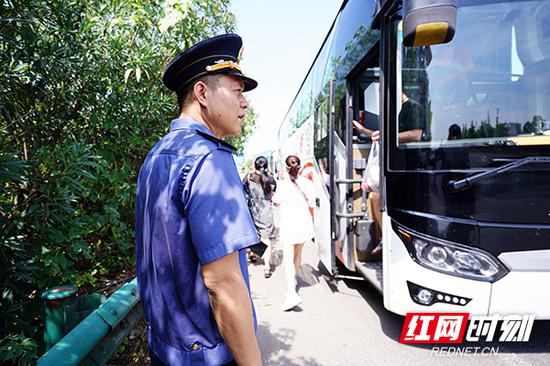 安排滞留旅客换乘后,执法人员衣襟后背已被汗水浸湿。