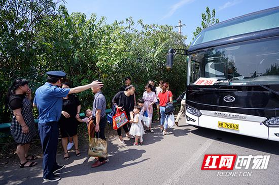 执法人员查处违法车辆,并安慰旅客。