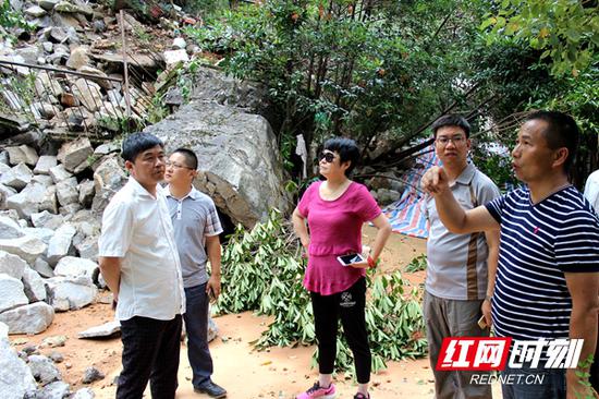 发生山体滑坡后罗伟军(右一)第一时间赶往现场处置。(资料图)