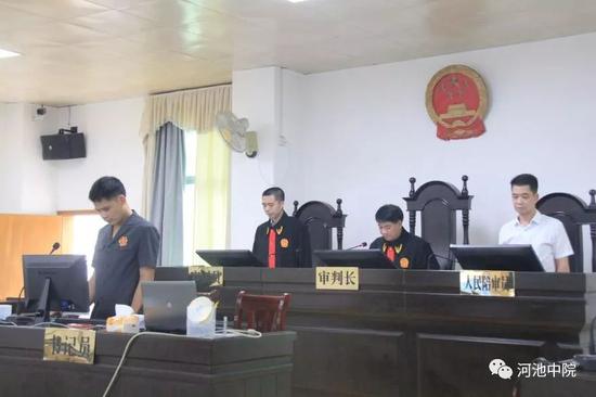 合议庭宣读判决书