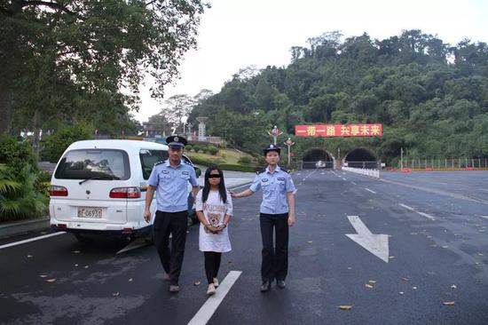 抓拐卖人口_6年拐卖85人,同伙被抓她却神秘消失11年:遭同行拐卖羊倌为妻!(2)