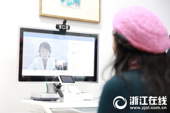 小镇内企业员工在智能医务室里向医生远程问诊