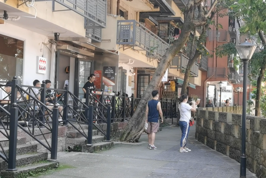 图为重庆市渝中区戴家巷的店铺。 新华社记者 杨仕彦 摄