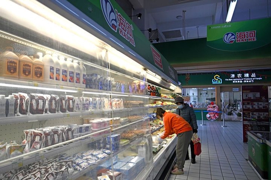 在天津食品集团津农精品体验店，顾客在选购乳制品（2月23日摄）。新华社记者 赵子硕 摄