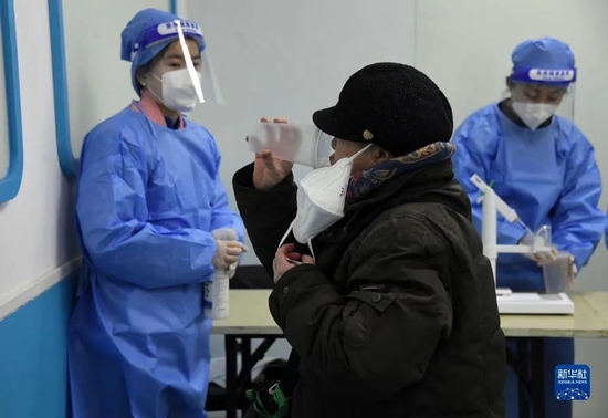 12月21日，在北京市海淀区海淀街道新冠疫苗接种点，市民接种吸入式新冠疫苗。新华社记者 任超 摄