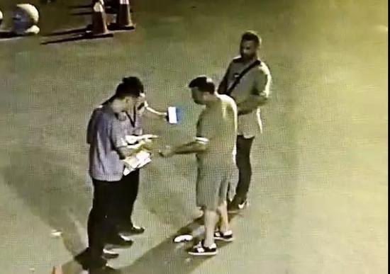 两个希腊人出差到杭州 看完德国的比赛找去了