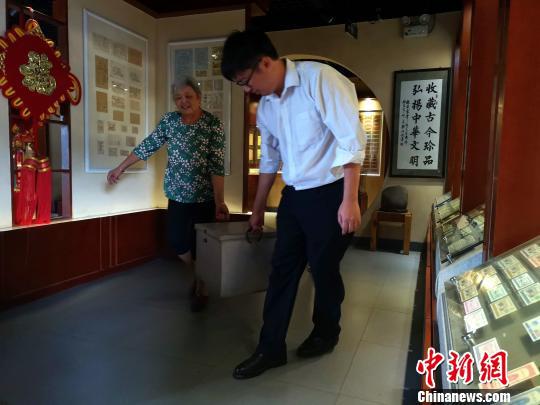 李广智与王老四抬着藏品,送往别地展出。 朱柳融 摄