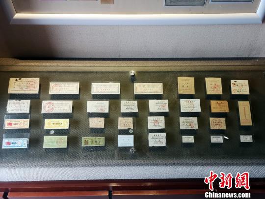 柳州市票证博物馆展出的票证。 朱柳融 摄