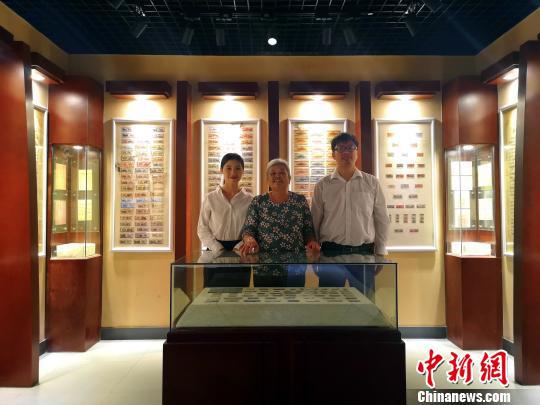 王老四(左二)与儿子李广智(右一)、儿媳韦红梅(左一)合影。 朱柳融 摄