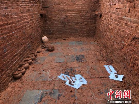 经过两天发掘,古墓陆续出土文物23件。 李玉明 摄