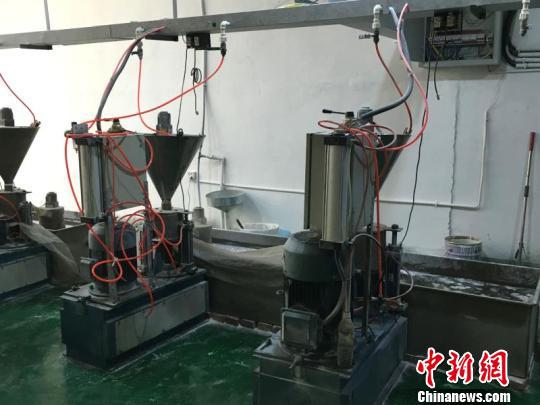 蔡建国发明的塑料干磨机 沈晓颜 摄