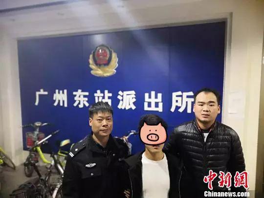 两民警押解嫌疑人黄某某 李晓英 摄