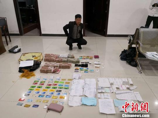 犯罪嫌疑人指认涉案钱物。警方供图