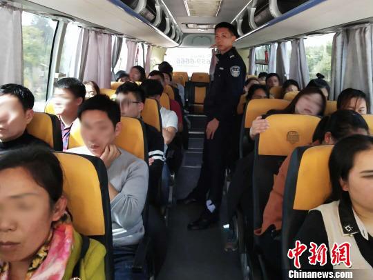 查扣涉嫌传销的“一日游”大巴 警方供图 摄