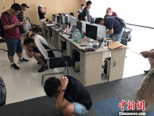 图为该团伙办公地。 刘晓颖 摄