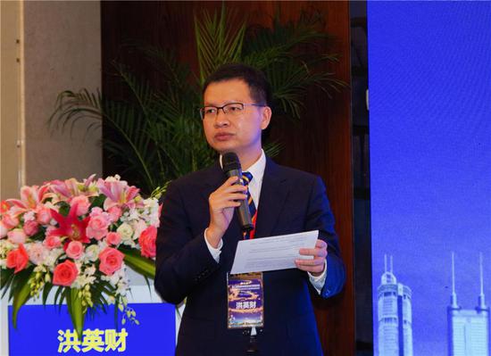 图为深圳市人民医院胸外科主任医师、深圳市医院管理者协会副会长洪英财在论坛上致辞。
