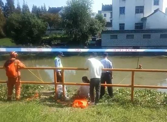 图说:有关部门全力打捞落水男子 来源/采访对象提供