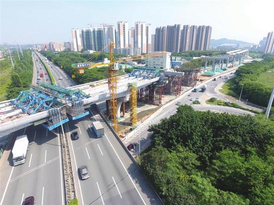 深圳地铁6号线上跨龙大高速悬灌梁合拢。