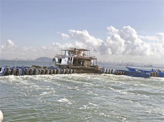 深圳海警押送非法摩托艇返回海警码头。 深圳海警供图