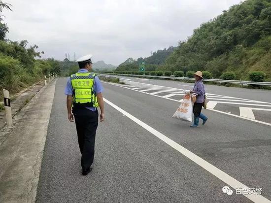 妇女沿高速路捡瓶子 民警冒险劝离除隐患保平安1.jpg