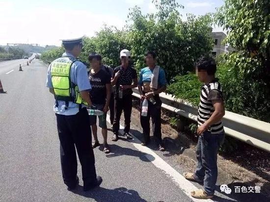 五男子竟大摇大摆高速公路步行 民警及时带离除隐患.jpg