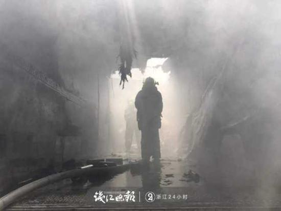 (车厢内已经烧得面目全非)