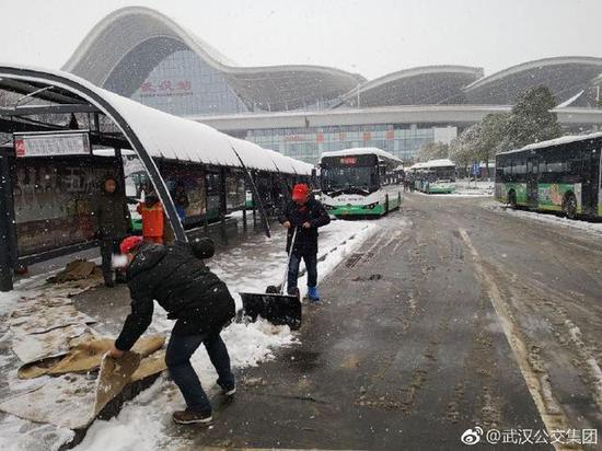 武汉公交工作人员铲除公交场站的积雪 通讯员龚娇 摄