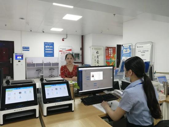 贵港市政务服务中心实现“刷脸”办事(贵港市大数据发展和政务局提供)_副本.jpg