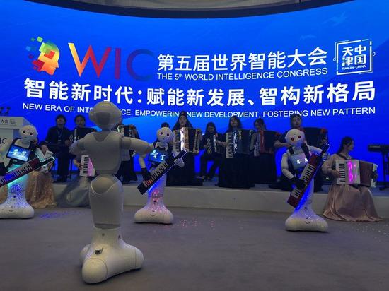5月20日,在天津梅江会展中心,机器人在演奏乐曲。新华社记者 宋瑞 摄