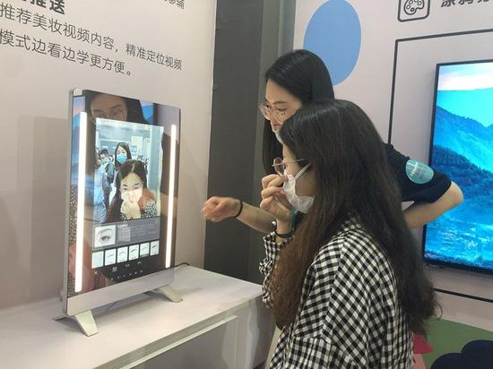 5月20日，在天津梅江会展中心，观众在会场体验智能美妆镜。新华社记者 宋瑞 摄