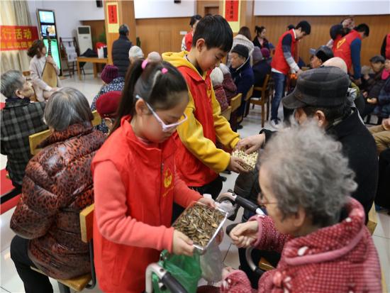朱玉萍医生、护士周利华的孩子一直在义诊现场帮忙老人。