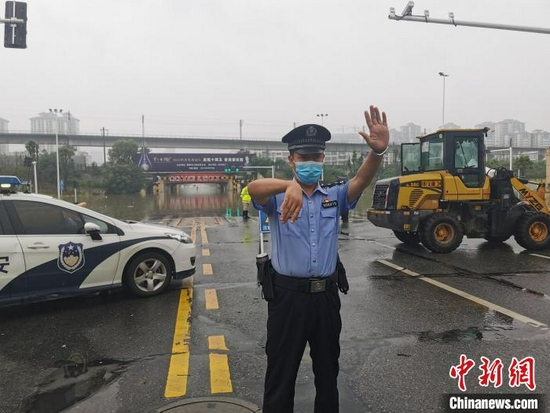 襄阳市区一涵洞渍水，民警指挥车辆绕行　胡传林　摄