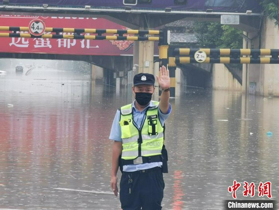 襄阳市区一涵洞渍水 胡传林 摄