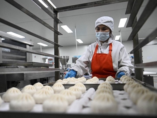 天津利达粮油有限公司速冻面食生产车间，工作人员在搬运速冻包子（2月23日摄）。新华社记者 赵子硕 摄