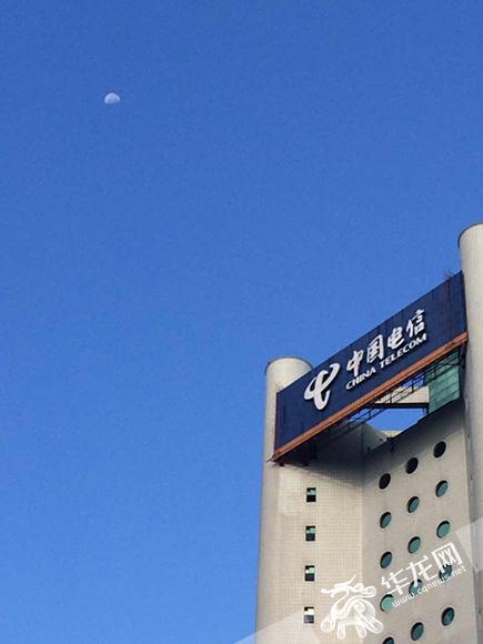 新牌坊,一轮明月挂在空中。记者 张炬 摄