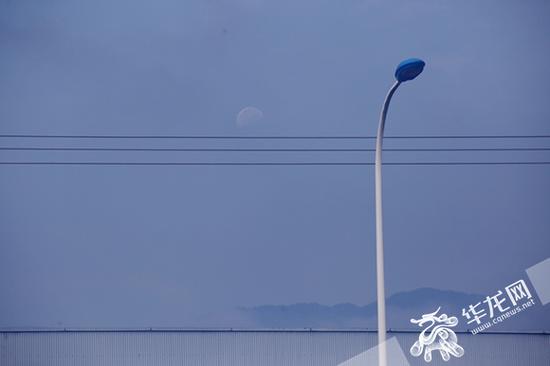 明月挂在空中,有一抹山水画的韵味。记者 李裕锟 摄